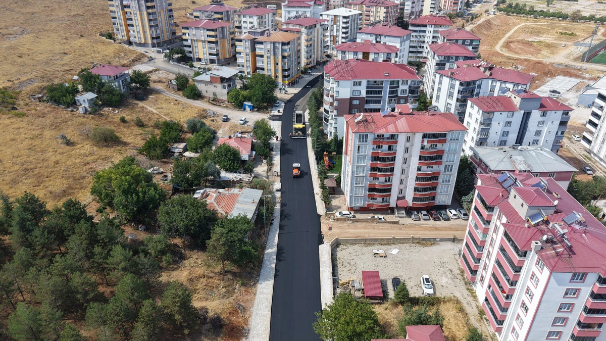 Afşin&rsquo;de Atlas Caddesi&rsquo;nin Asfaltı B&uuml;y&uuml;kşehir&rsquo;le Yenileniyor!