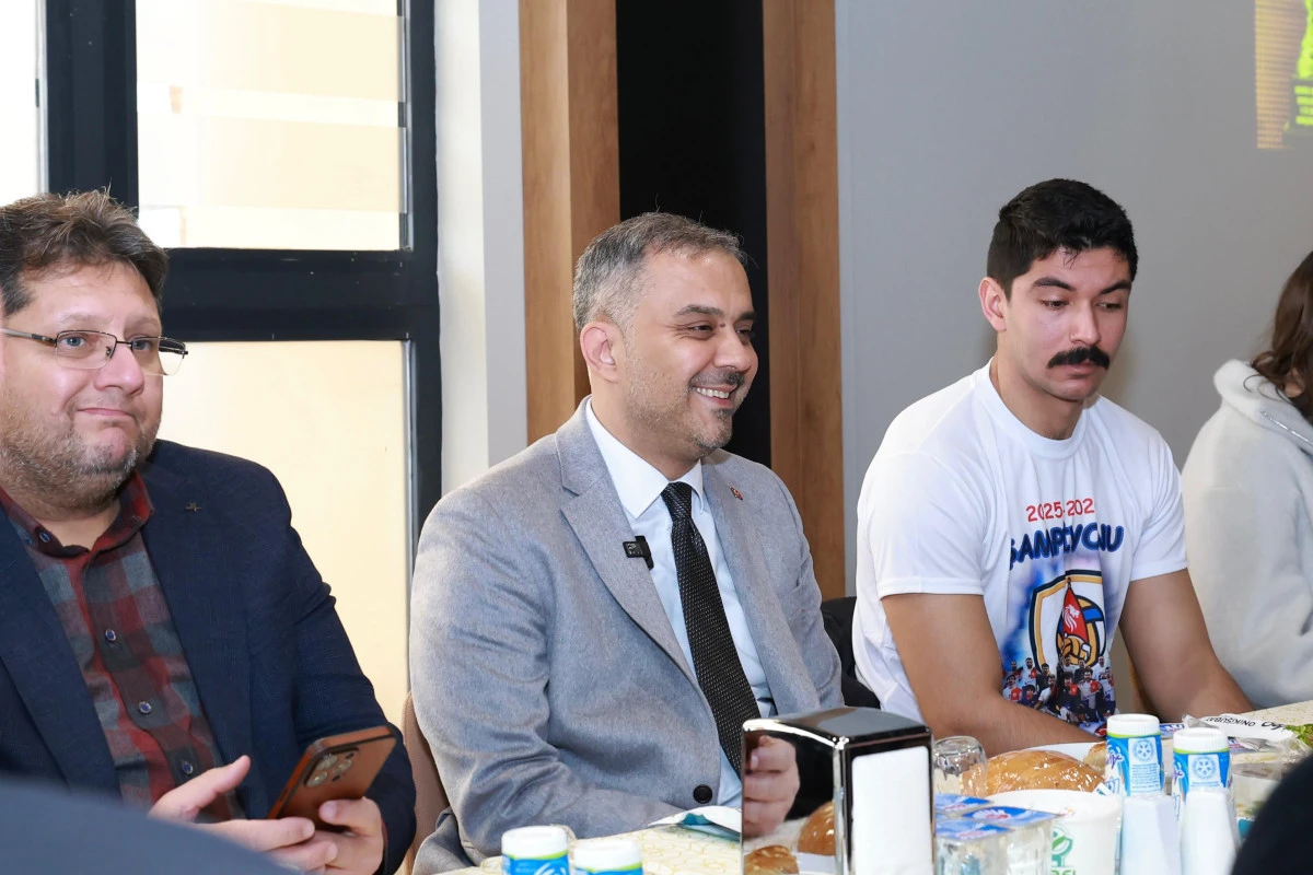 Başkan Toptaş, Efeler Ligi&rsquo;ne y&uuml;kselen Onikişubat Belediye Spor ile şampiyonluk yemeğinde buluştu!