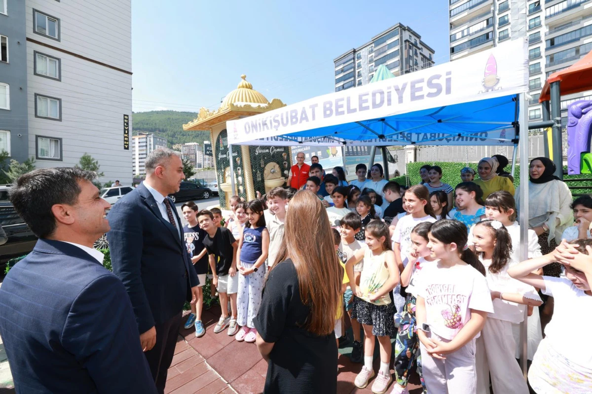 Başkan Toptaş, minik &ouml;ğrencilerin davetine kayıtsız kalmadı!