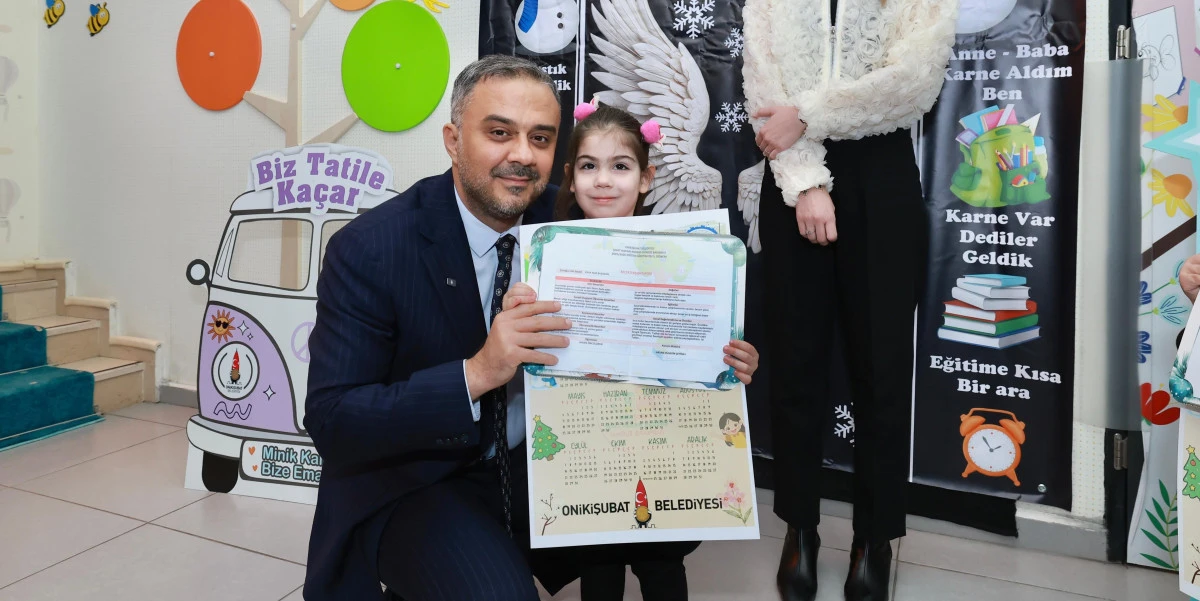 Başkan Toptaş&rsquo;a karne programında miniklerden doğum g&uuml;n&uuml; s&uuml;rprizi!