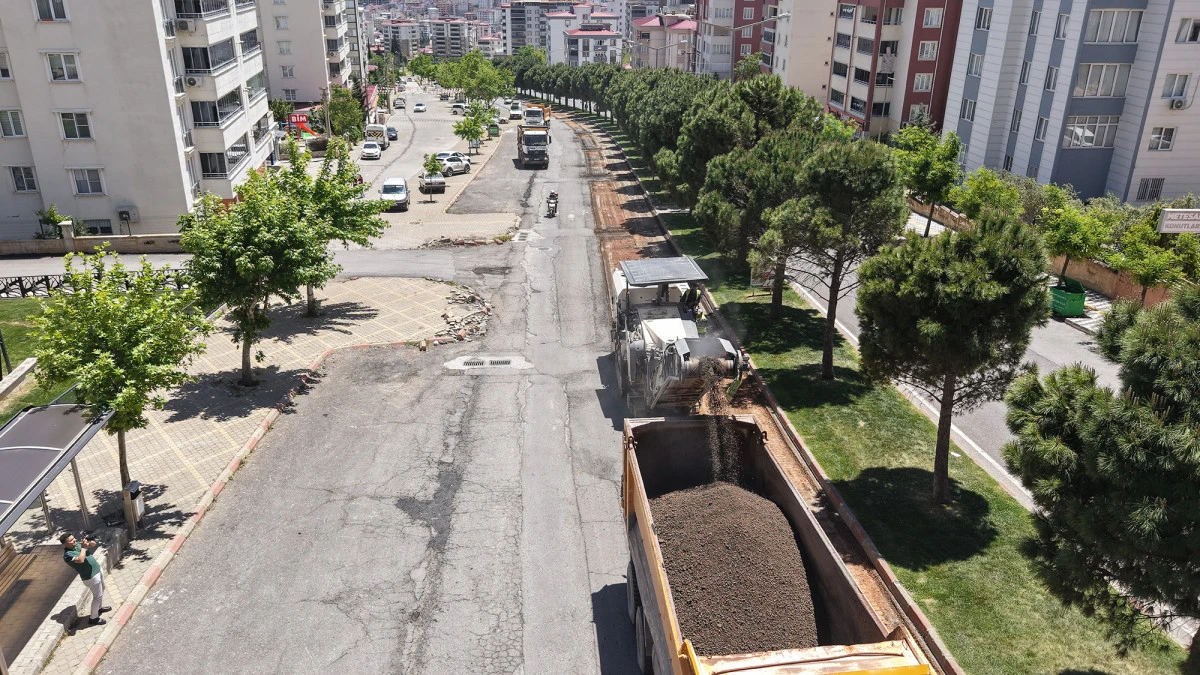 B&uuml;y&uuml;kşehir, Ahır Dağı Caddesi&rsquo;ni Asfalta Hazırlıyor!