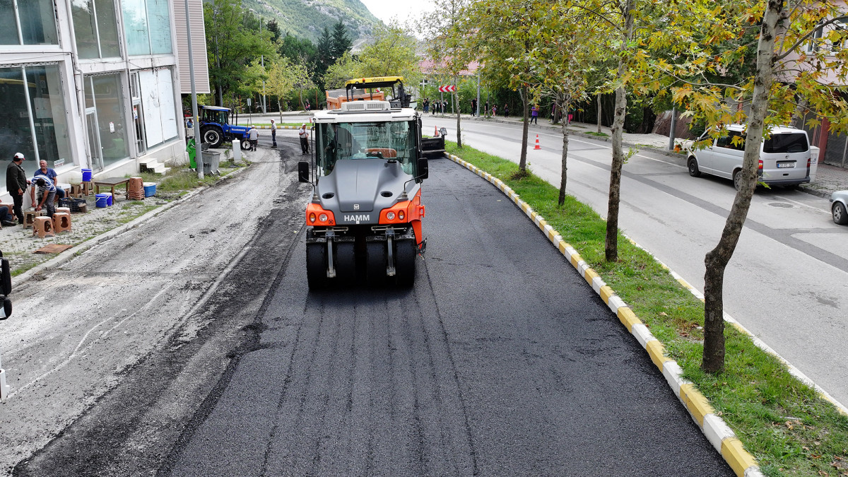 Büyükşehir Andırın’da Ana Arterlerin Asfaltını Bir Bir Yeniliyor!