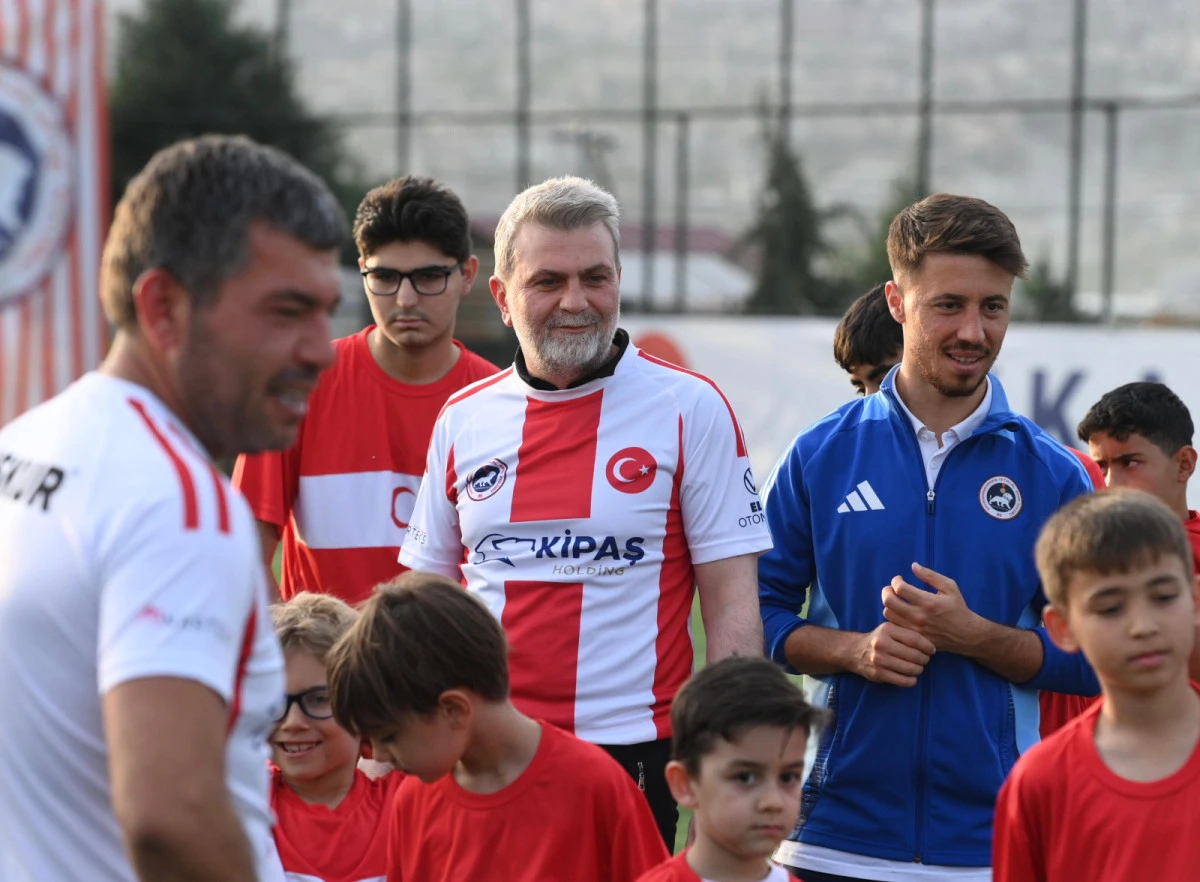B&uuml;y&uuml;kşehir, Şehrin D&ouml;rt Bir Yanını Spor Alanlarıyla Donatıyor; 31 Yeni Halı Saha Hizmete Alındı!