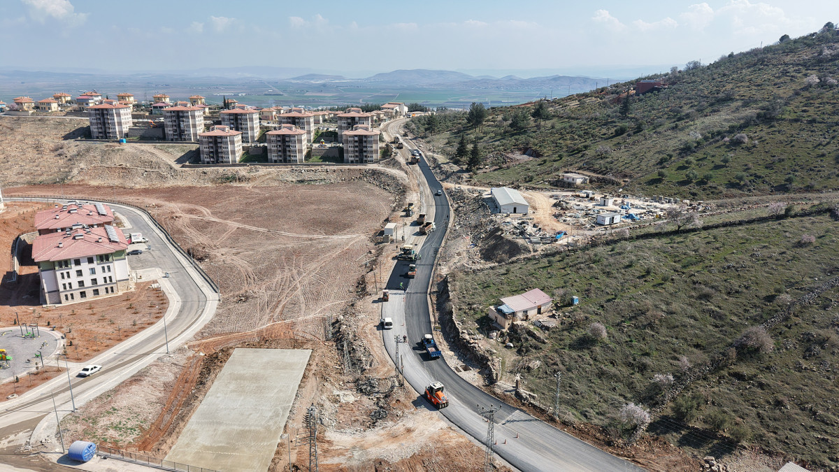 Büyükşehir Türkoğlu’nda Arterleri Bir Bir Yeniliyor!