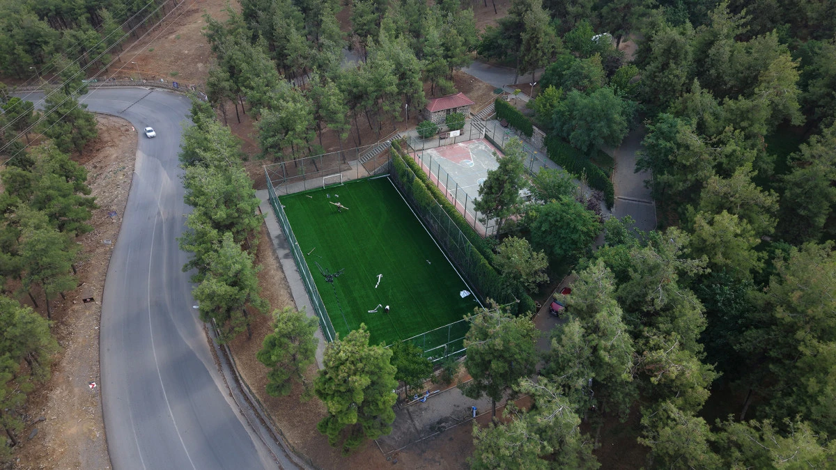 B&uuml;y&uuml;kşehir, T&uuml;rkoğlu&rsquo;ndaki Halı Sahayı Yenileyerek Gen&ccedil;lere Kazandırıyor!