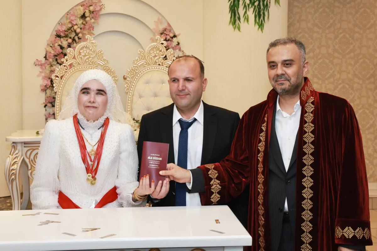 Doğuştan g&ouml;rme engelli iki &ouml;ğretmen hayatlarını birleştirdi!
