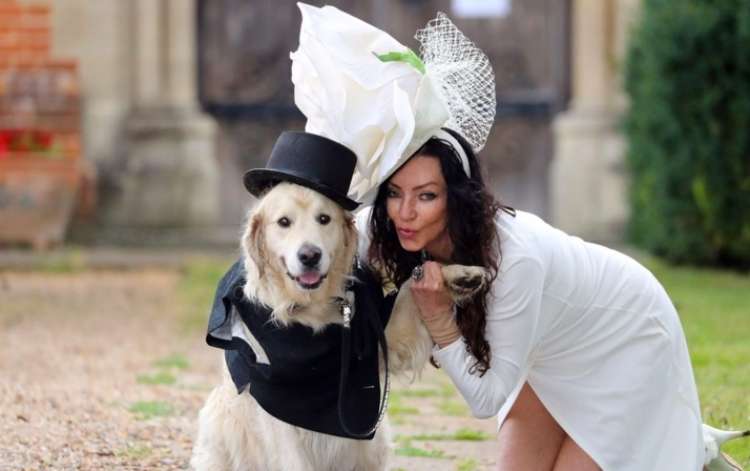 K&ouml;peğiyle Evlenen Eski Model!