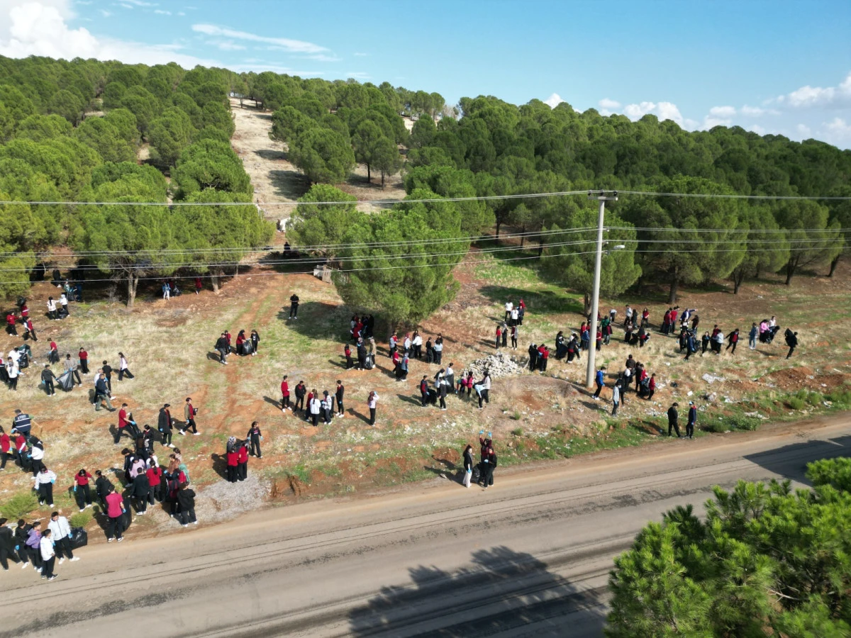 Onikişubat Belediyesi&rsquo;nden 300 &ouml;ğrenciyle orman temizliği!