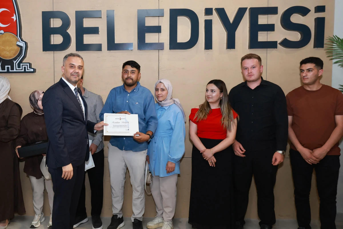 Onikişubat Belediyesi&rsquo;nin Evlilik Okulu&rsquo;nu tamamlayan ilk 50 &ccedil;ift sertifikalarını aldı!