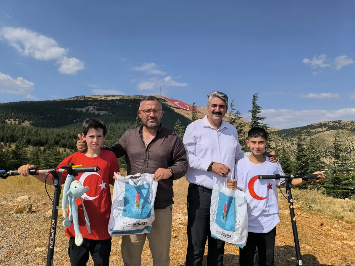Scooterlarını bayrak sevgisi i&ccedil;in s&uuml;rd&uuml;ler, zirvede d&uuml;nyanın en b&uuml;y&uuml;k ay yıldızıyla buluştular!