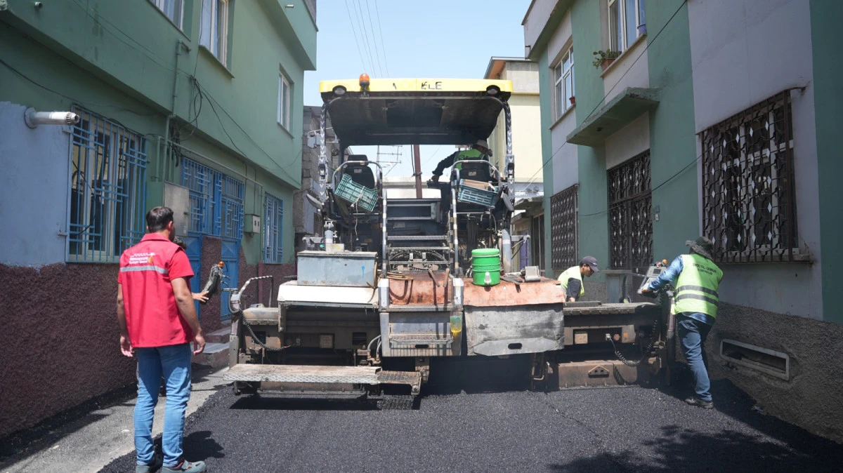 Şehir Tarihinin En B&uuml;y&uuml;k Asfalt Seferberliği T&uuml;m Hızıyla S&uuml;r&uuml;yor!